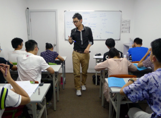 高一学生举报学校放假补课，接线员回怼学生瞎操心，网友一致好评