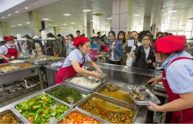 高校大学食堂火了，画风奇特引热议，学生：吃个饭好像要把人送走