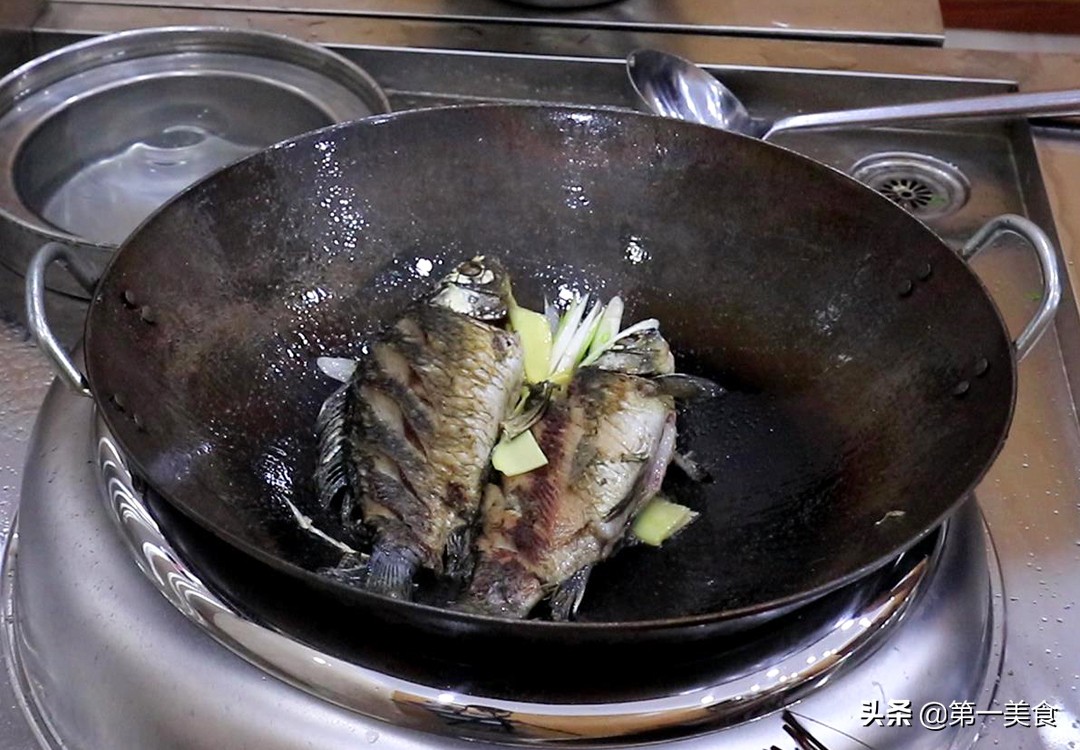 鯽魚燉豆腐,鯽魚燉豆腐的家常做法