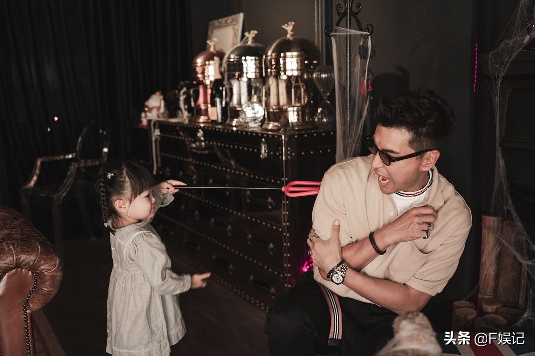 TVB视帝陈展鹏为让女儿开心 发挥精湛演技装作给女儿欺负得很惨