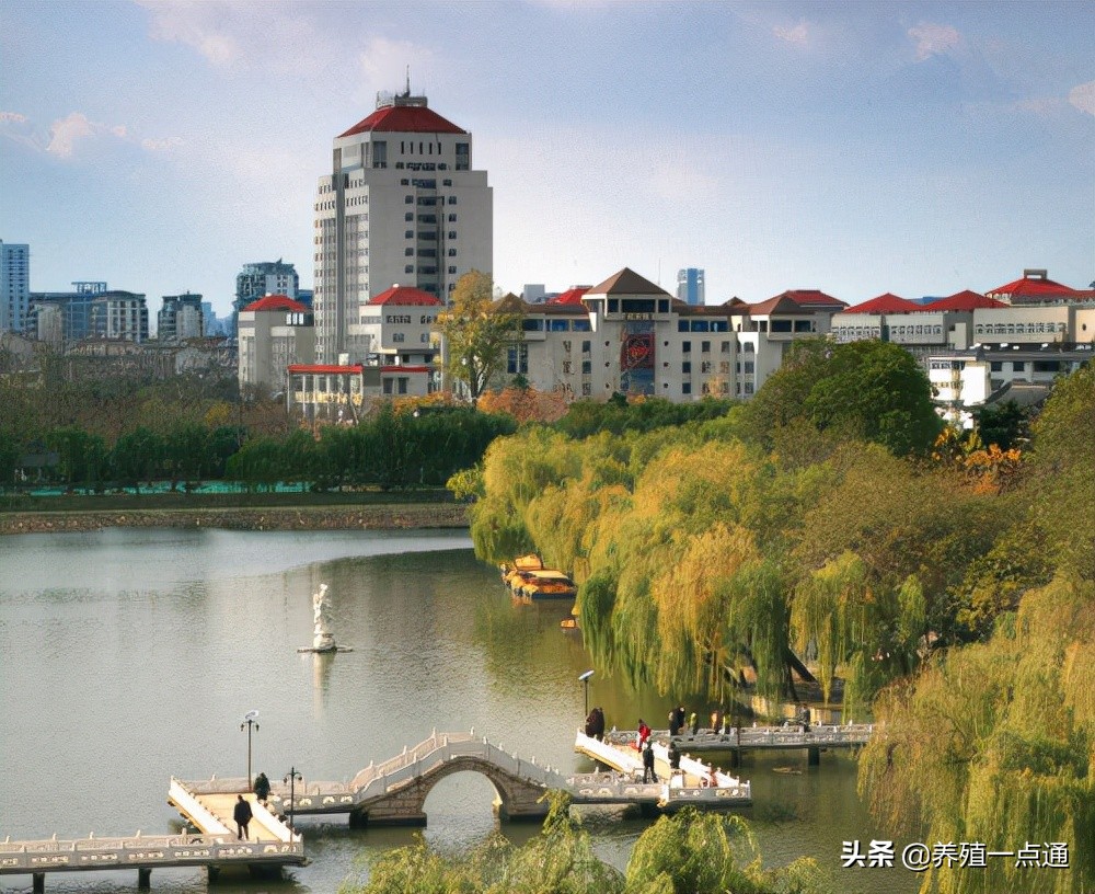 杨章平，江苏高邮人，扬州大学教授、博导，动物遗传资源开发专家