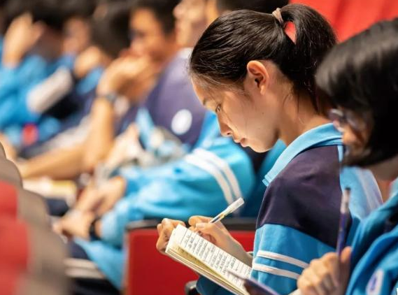 2021年新高考，史政化获“最差”组合称号，到高三一半学生要转科