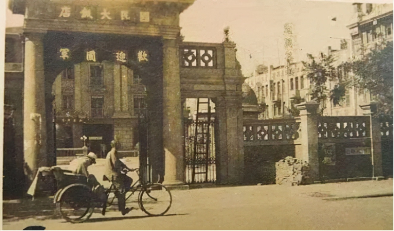 行刑前，吉鸿昌朝刽子手喝到：我死了也不能倒下，给我拿把椅子来