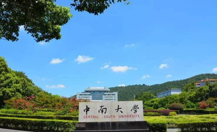 吉大女生无心上课，原来是一男生撞脸易烊千玺，网友：如本尊驾到