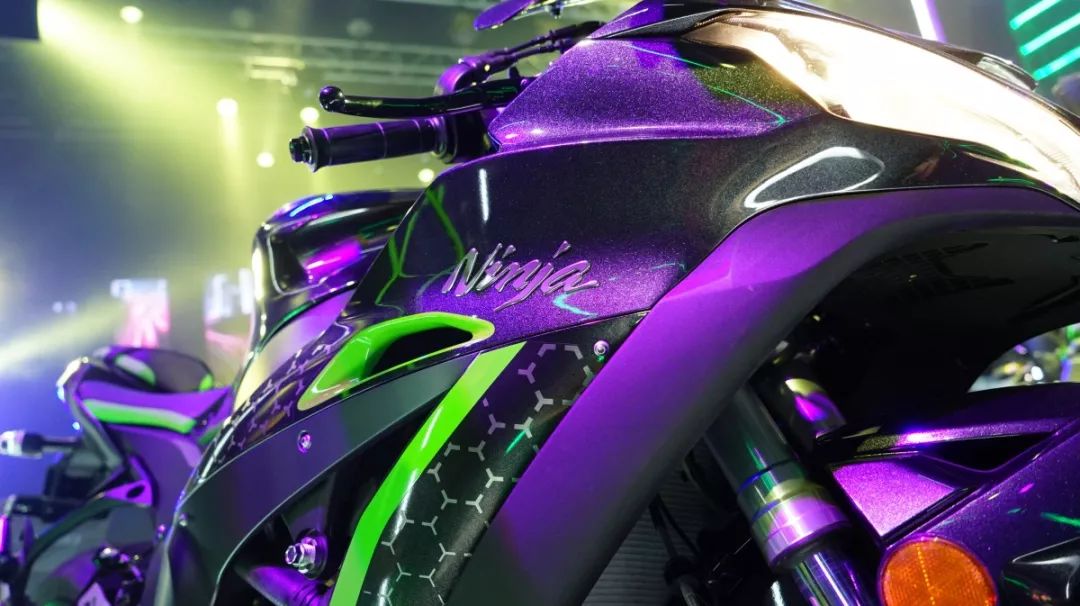 文末彩蛋福利 </p><p>　　 28.9万起，川崎发布 H2 Carbon以及ZX-10R SE