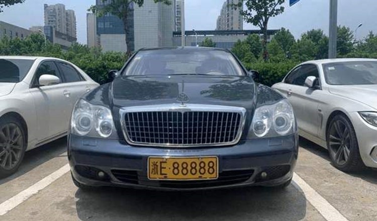 黄牌迈巴赫被迫法拍，落地超千万，200万不到贱卖