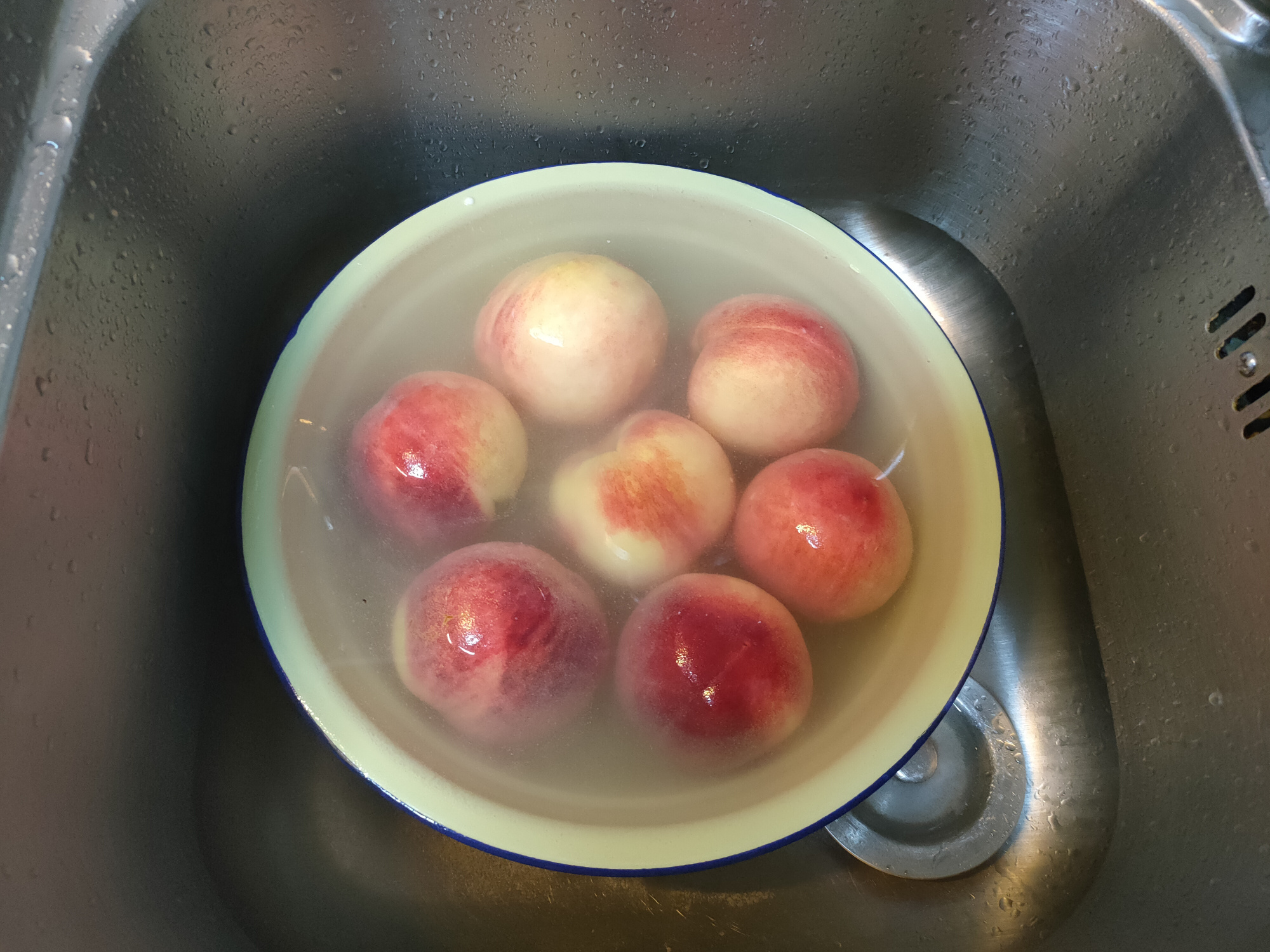 洗桃子别只用清水,水中多加两样,桃毛,杂质自然脱落,特干净