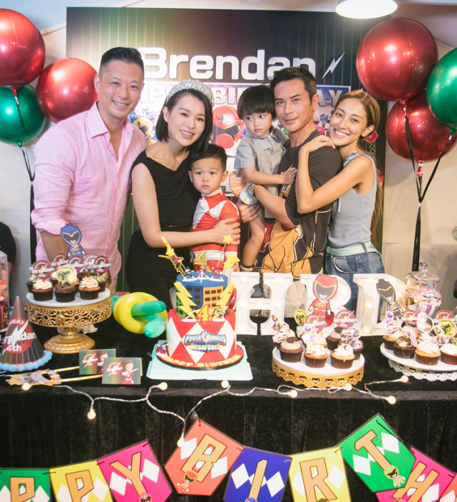 李乘德夫妇共度周末！两人吃路边摊超接地气，41岁胡杏儿素颜显老