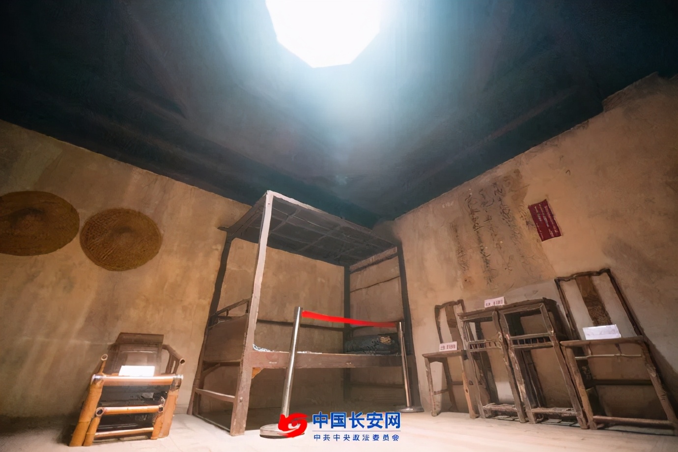 他被子弹击中腹部，肠子流了出来……