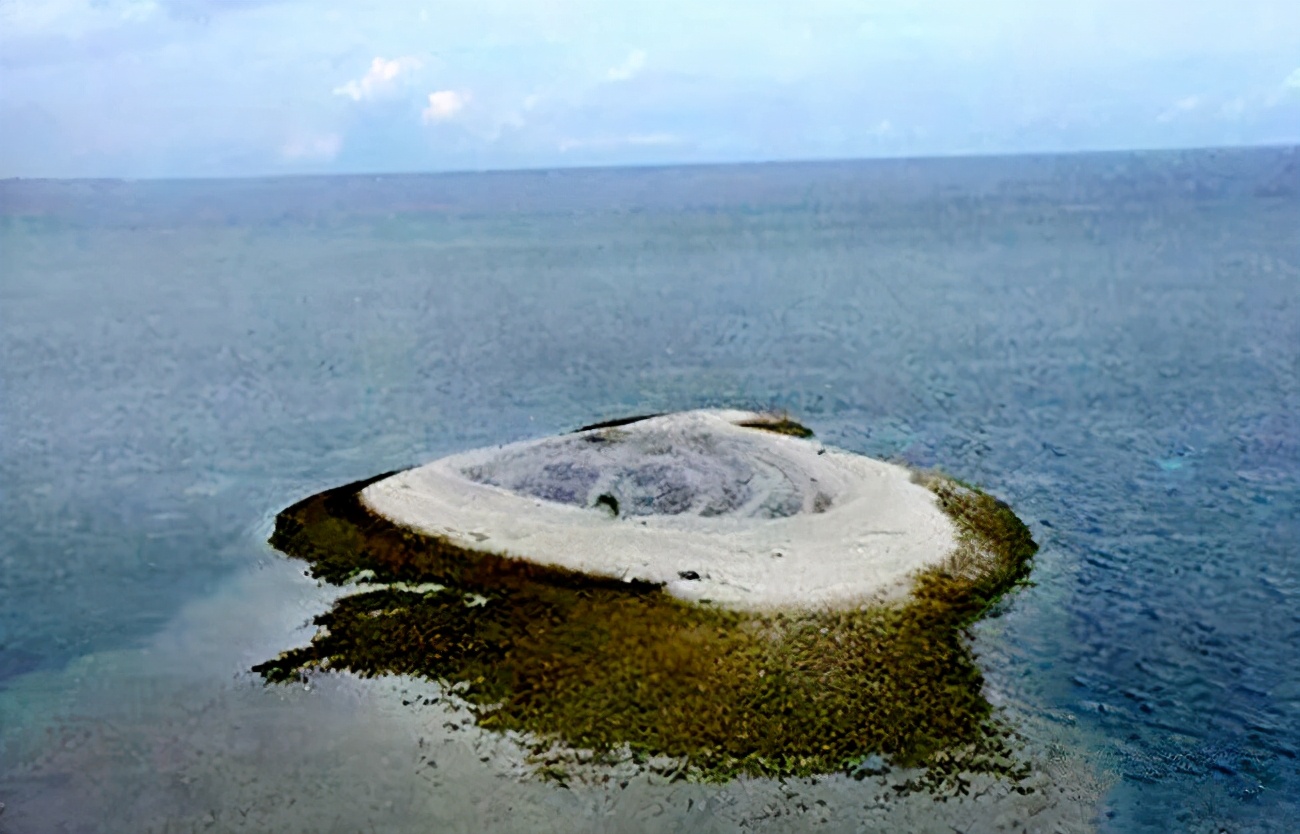 和石油宝藏水下的曾母暗沙礁盘和主权碑曾母暗沙虽然是我国最南端领土
