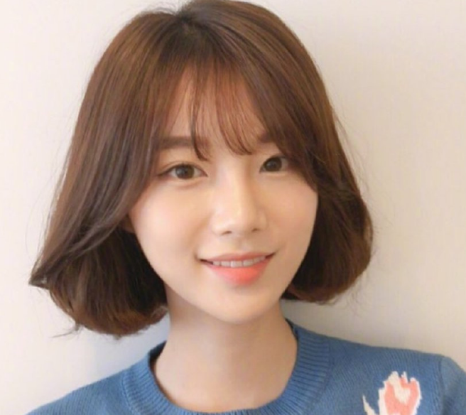 四五十岁的女人留头发别老一套，试试这几款烫发，儿媳妇都夸年轻