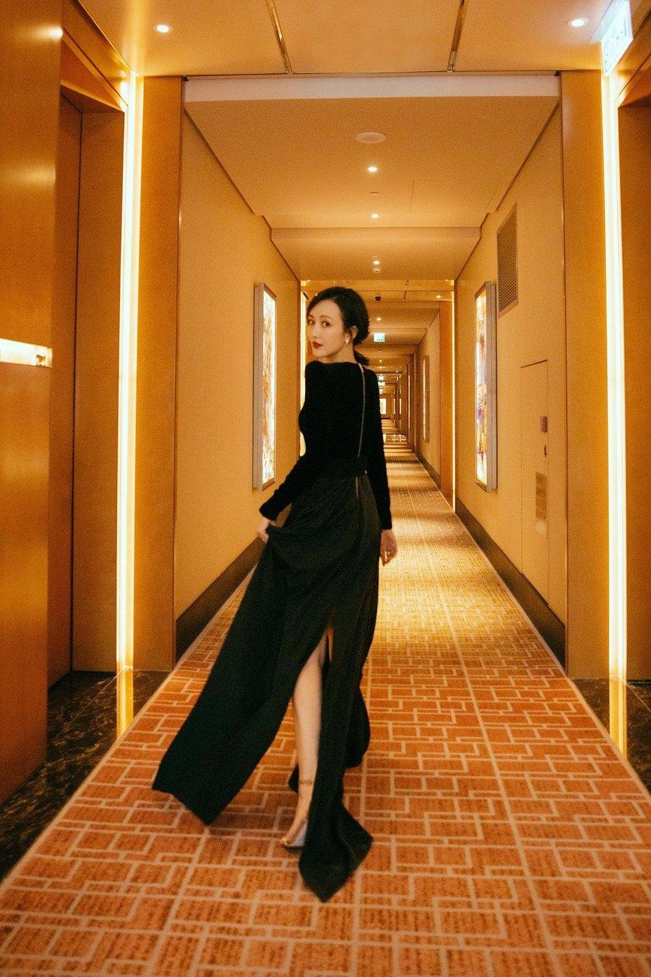 王鸥气质好高冷,穿黑色开叉礼服裙华丽高贵,好有女神味儿