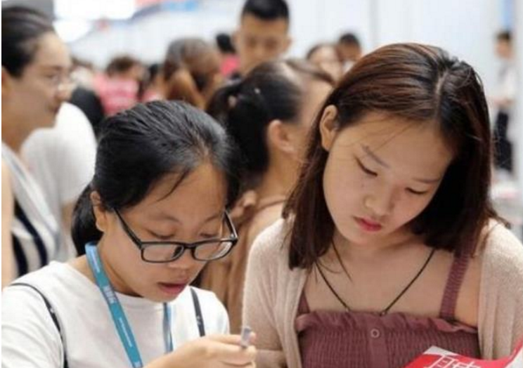 专科生穿“学士服”拍照引热议，本科生疑惑：专科生算大学生吗