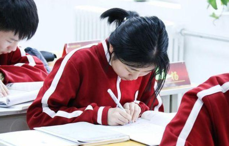 高考规定使用2B铅笔，看看扫描过的试卷便明白，考生别自作聪明