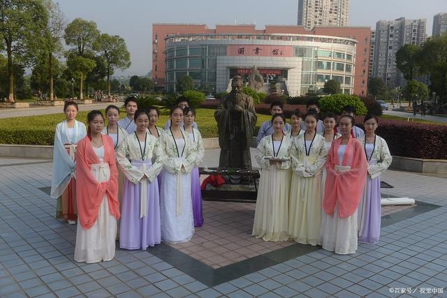 湖南开设医学专业的院校较多，可以分为5个档次，建议报考第二档