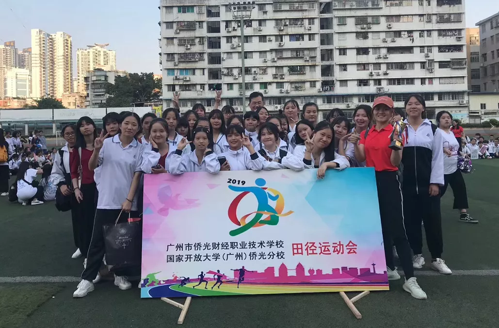 爱是教育最温暖的底色，这位充满爱心的老师圈粉无数