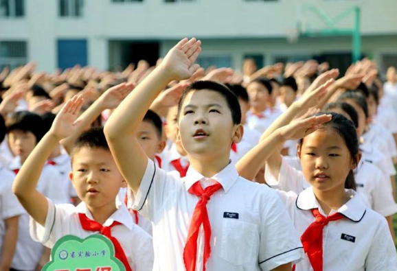 小学生作文《祖国》走红，短短3行25个字，令不少网友感动