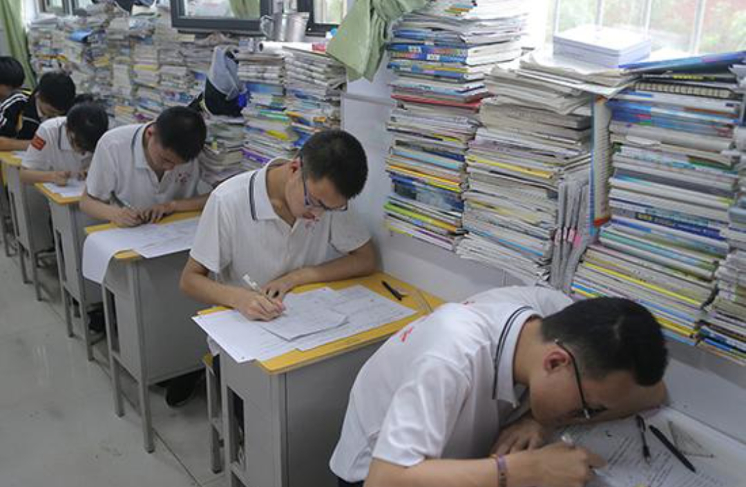 211大一新生退学复读！明年再战高考？网友：现在00后真任性