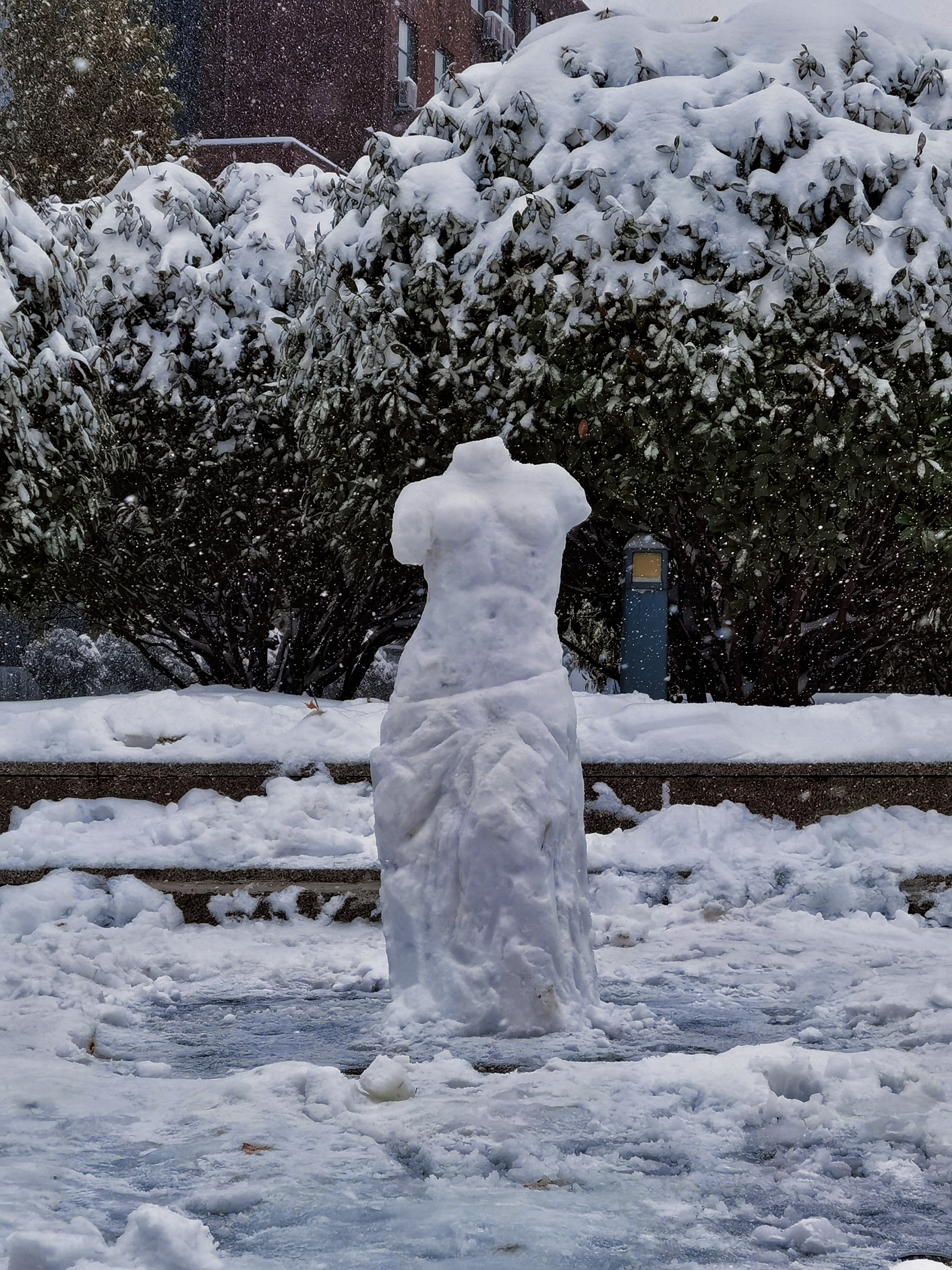 济南一高校学生用雪堆出“断臂的维纳斯”网友：堆雪人都内卷起来了