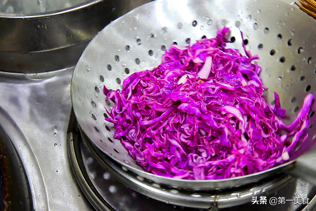 凉拌紫甘蓝，到底用不用焯水？大厨教你正确做法，紫甘蓝脆爽不黑