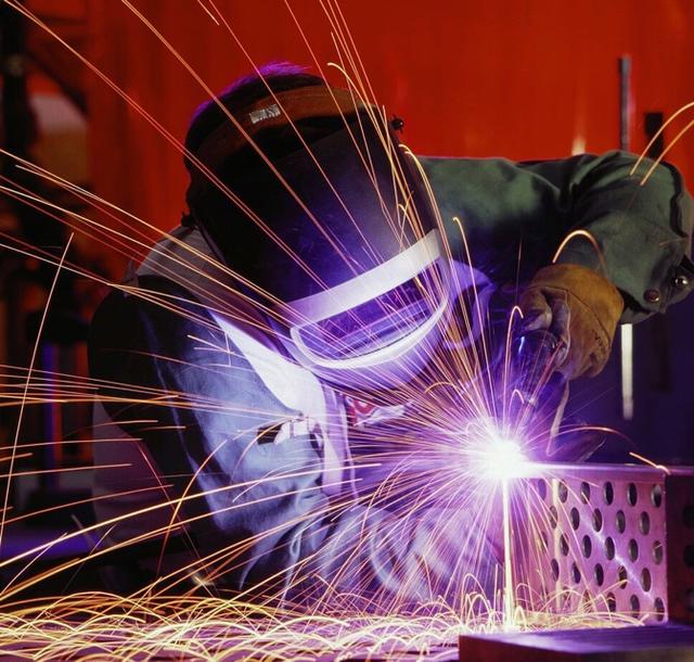 焊工每天收入500元以上，为何技工院校也招不满学焊接的学员？