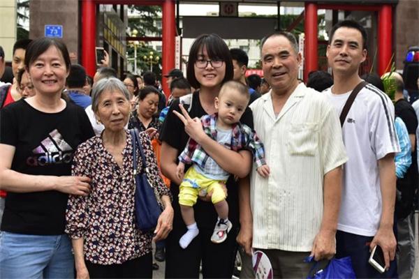 高考当天，家长有必要“全程陪考”吗，这位家长的做法值得学习