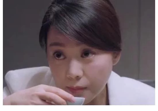从《突围》石红杏扮演者闫妮，可以看出守护苹果肌，就是守住年轻