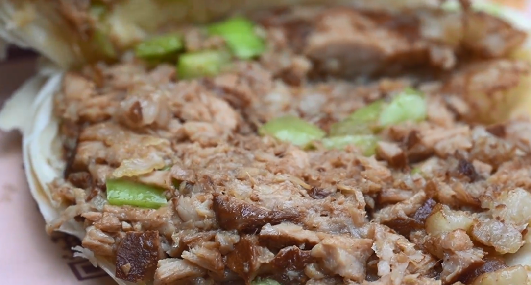 临沂大哥卖接地气小吃，一天120斤就是4盆，5元一个坚持9年不涨钱