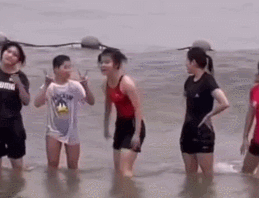 过瘾！全红婵去海边玩，故意站着让海浪冲，水里扑腾好像一条小鱼
