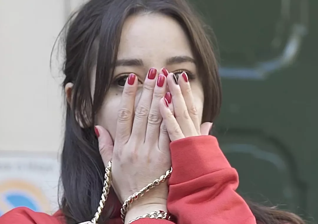 迪丽热巴生图引热议,粉丝斥摄影师恶意P图,对方怒曝原图视频