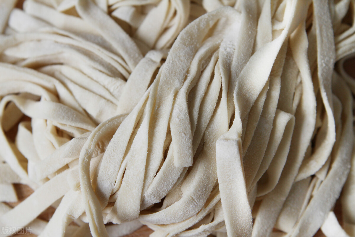 小苏打和食用碱有啥不一样？很多人不懂怎么用，看完后别再用错了