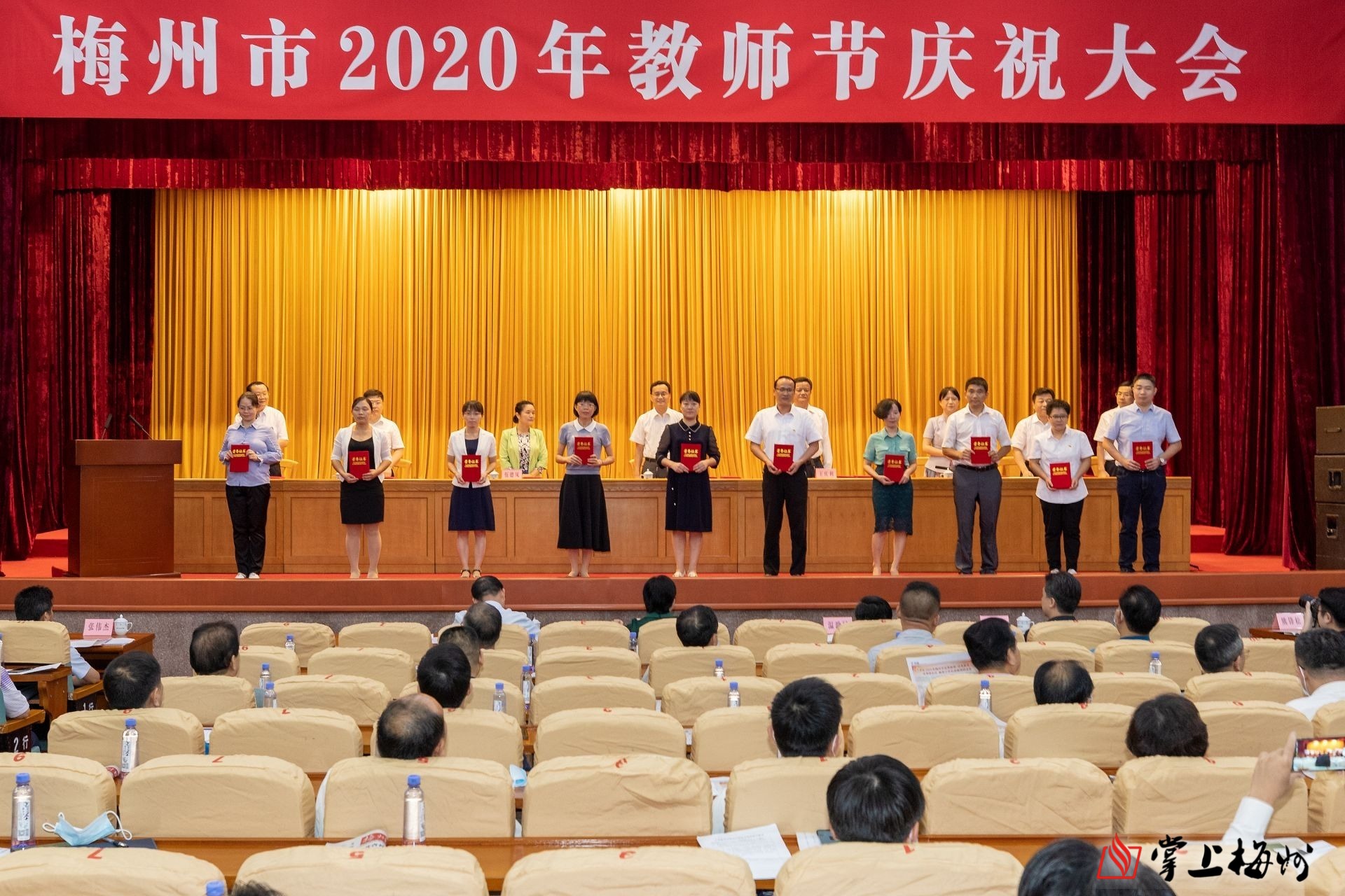 献礼第36个教师节 · 梅州日报特别报道：躬身教坛育桃李 不忘初心薪火传