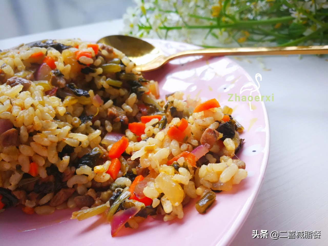 超美味的酸菜牛肉炒饭来了酸菜牛肉炒饭的做法