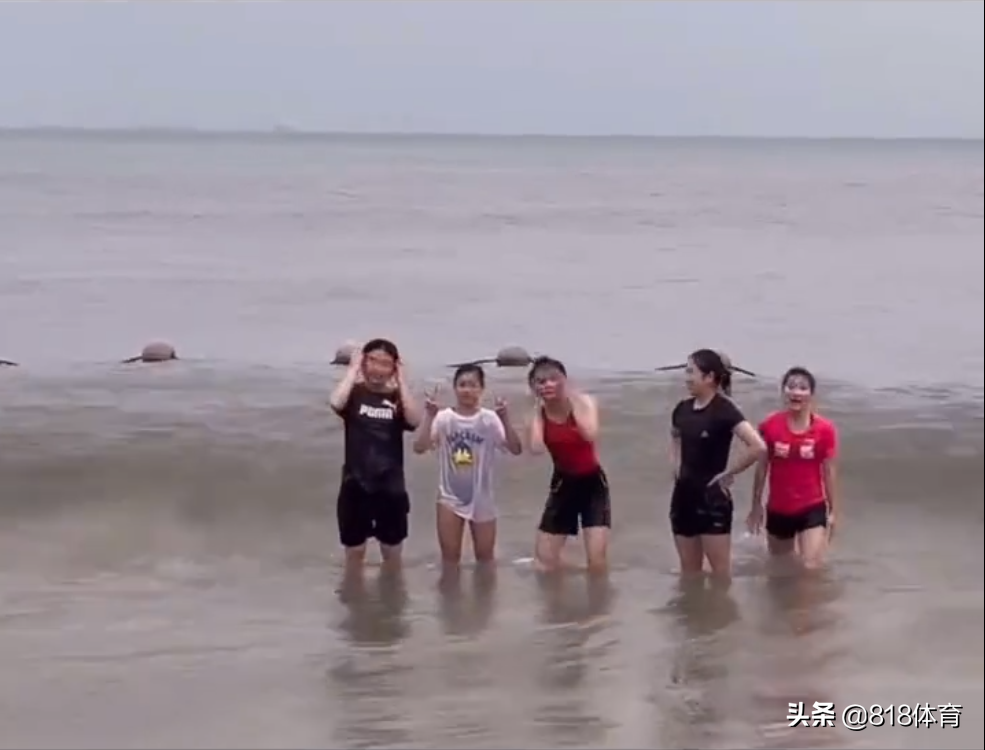 可爱!全红婵和师姐们海边弄潮,一个大浪拍翻众人,红姐倒下不忘比V