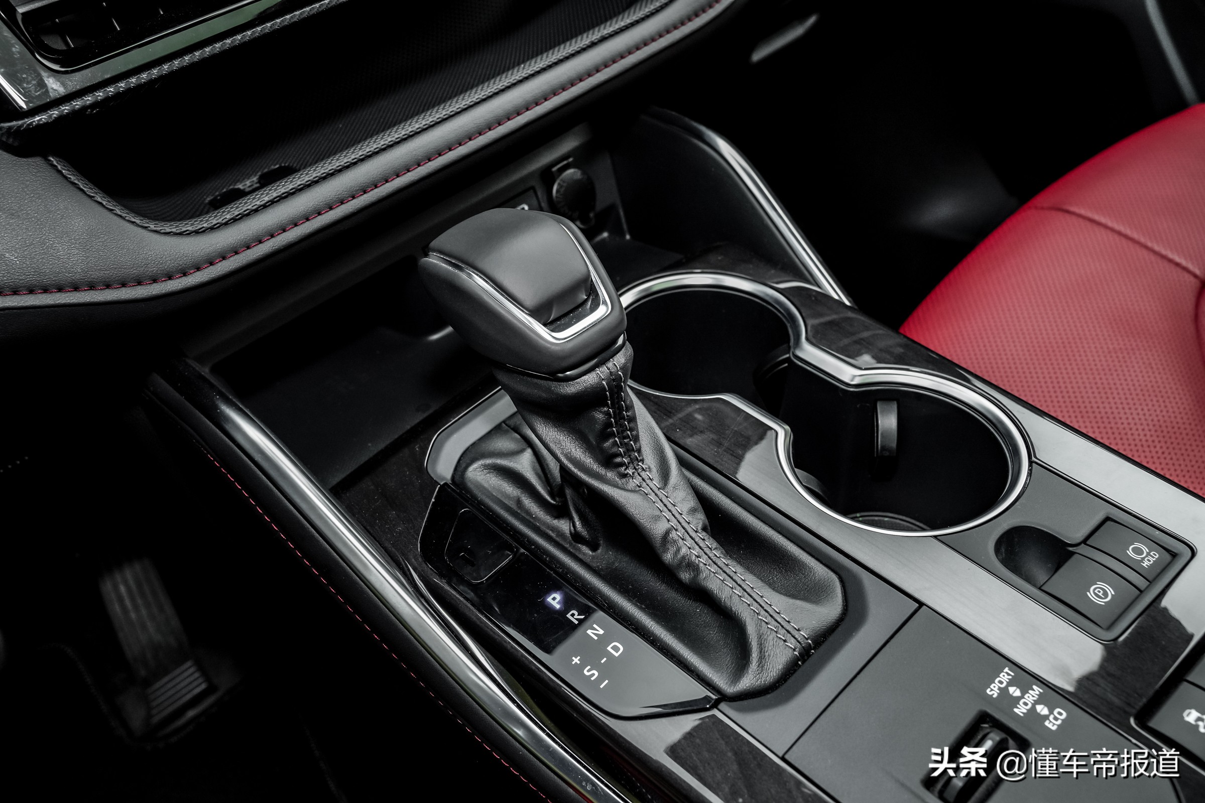 试驾｜同宗同源，却定位更高？一汽丰田皇冠陆放初体验