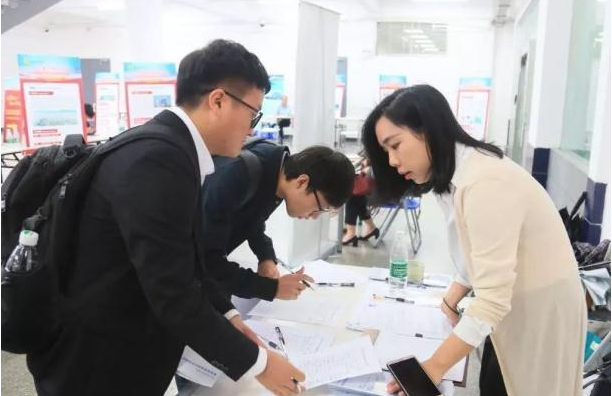 中国邮政秋招开始了，年薪不比其他“铁饭碗”差，专科生也有机会