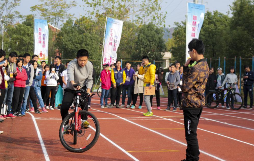 广西一中学运动会开幕式，多名初三女生跳“热舞”，校方回应来了