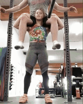 26歲力量舉女神傑西卡，槓鈴硬拉250公斤，翹臀腿粗肌肉線條明顯
