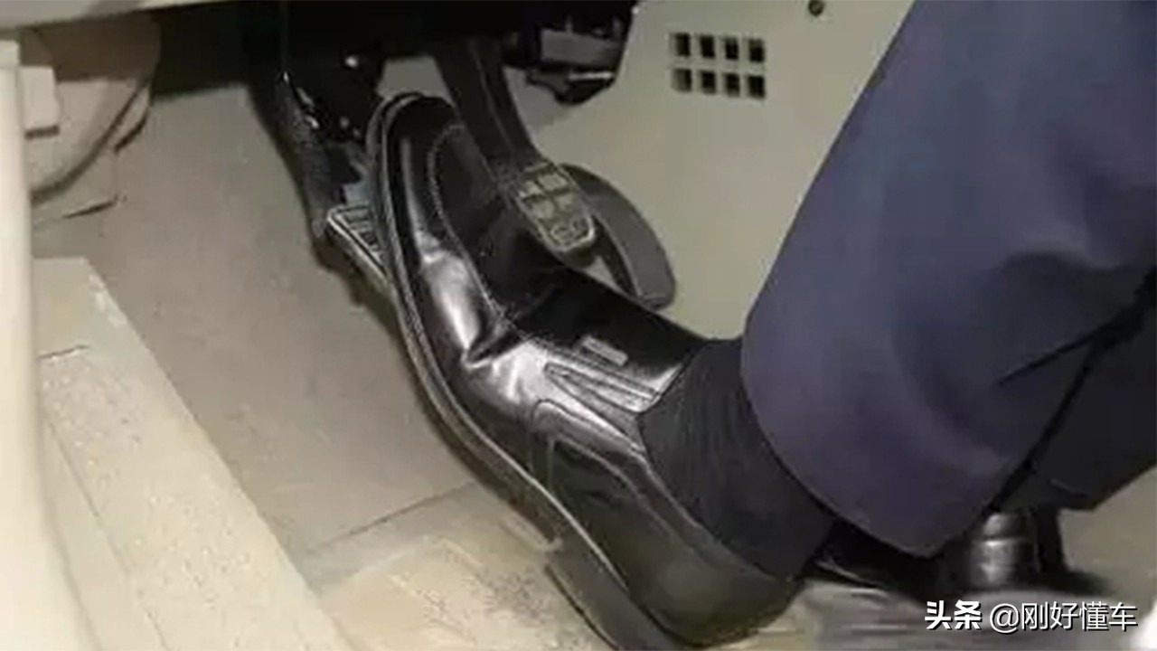 老司机教你手动挡在半坡上怎样正确起步，新手一看就会