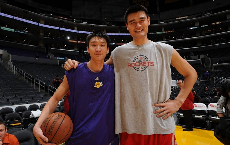 最强nba姚明为什么弱(亚洲最强NBA阵容，仅拿6分的孙悦和姚明上榜，为何阿联却落选了？)