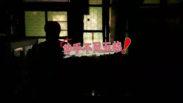 北京胡同18m²老房，24小时开灯生活，父亲睡在女儿女婿上铺