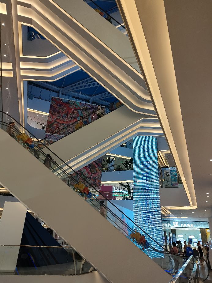 在大商场里看艺术展览是一种什么样的体验？