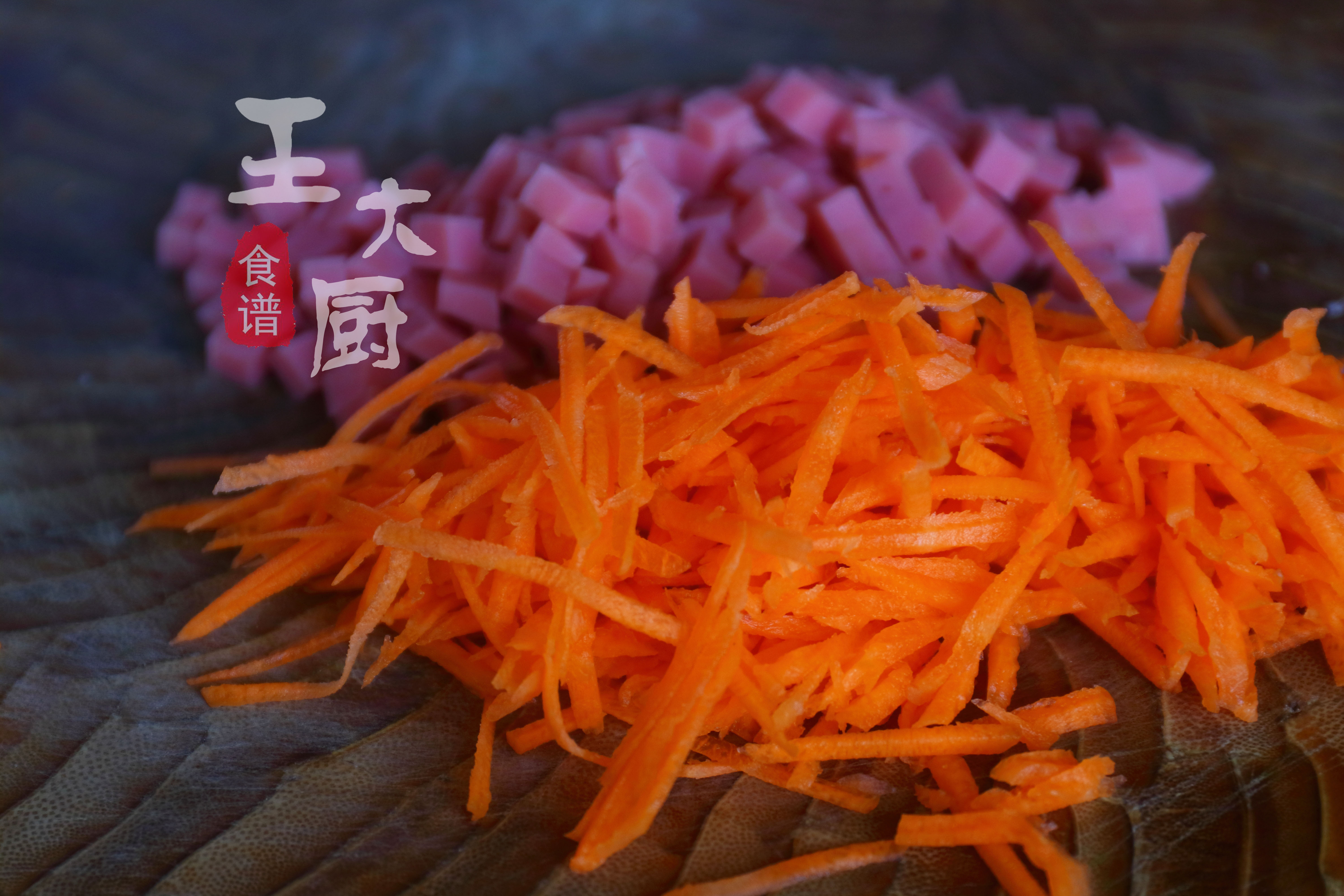 用馒头炸萝卜丸子的做法(家里的剩馒头吃不完，用它来炸丸子，外焦里嫩、出锅后都抢着吃。)
