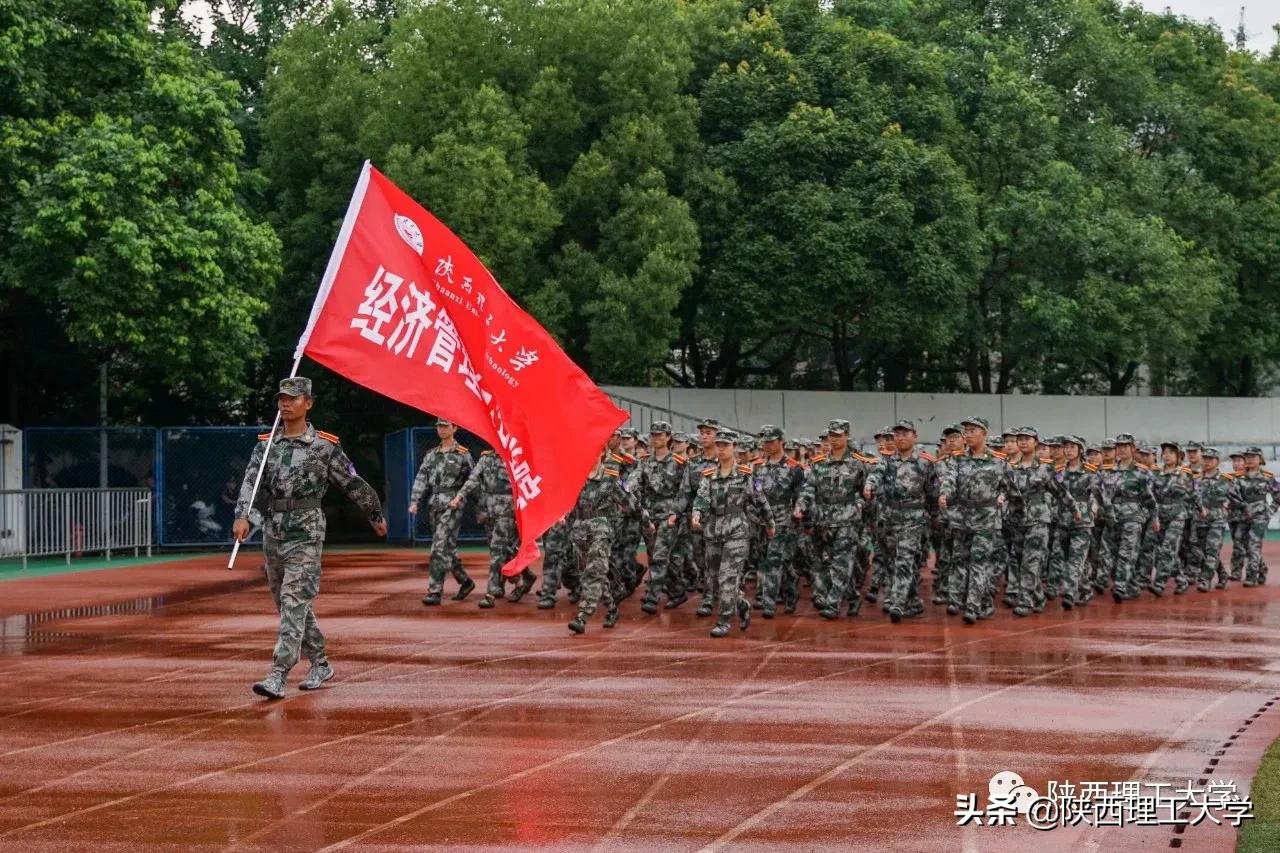 雨中闭幕，2020级军训汇报，请您检阅