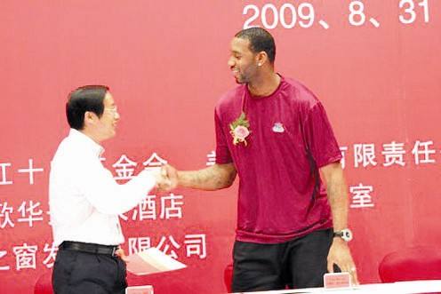 哪些nba球员给中国捐款(没钱就去中国捞金？而这些NBA球星真爱中国，韦德慈善之旅捐100万)