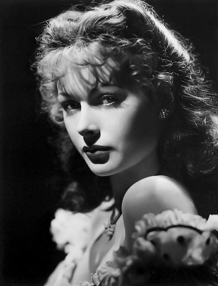 海蒂·拉玛 (hedy lamarr) 以非凡的美貌而闻名,好莱坞专栏作家海达