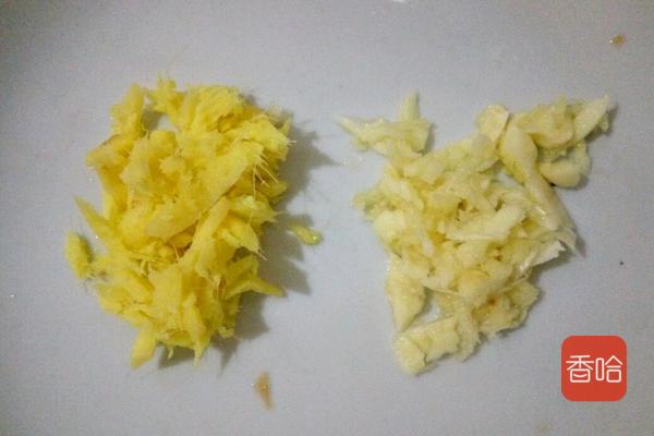 1块五花肉，1把干豆角，放锅里炖一炖，又香又下饭，一碗都不够吃