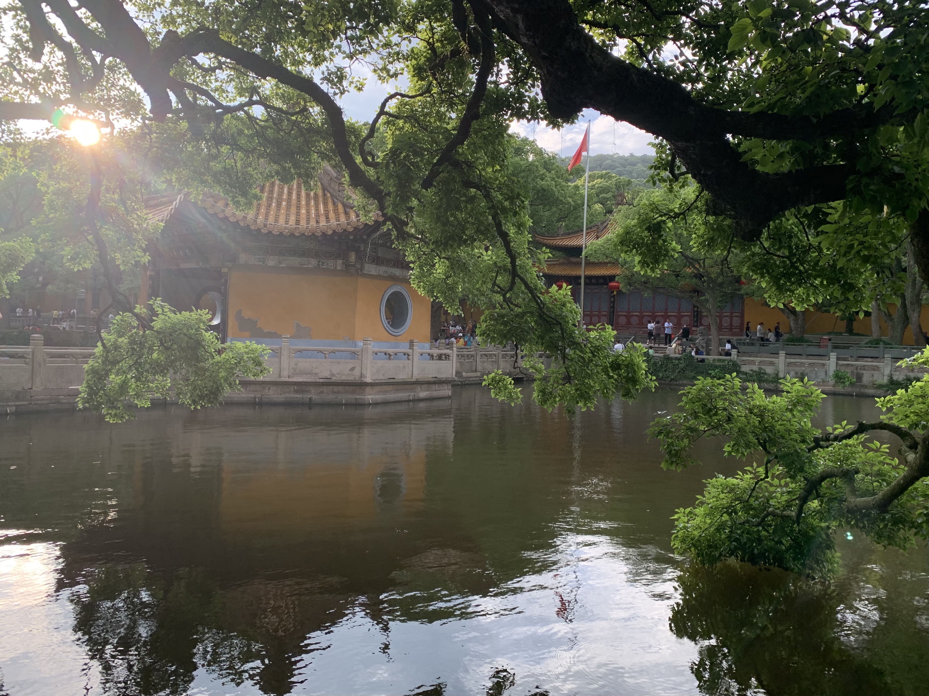 普陀山上風景最美,景觀最多的當屬普濟寺,普濟禪寺又稱前寺,始建於後