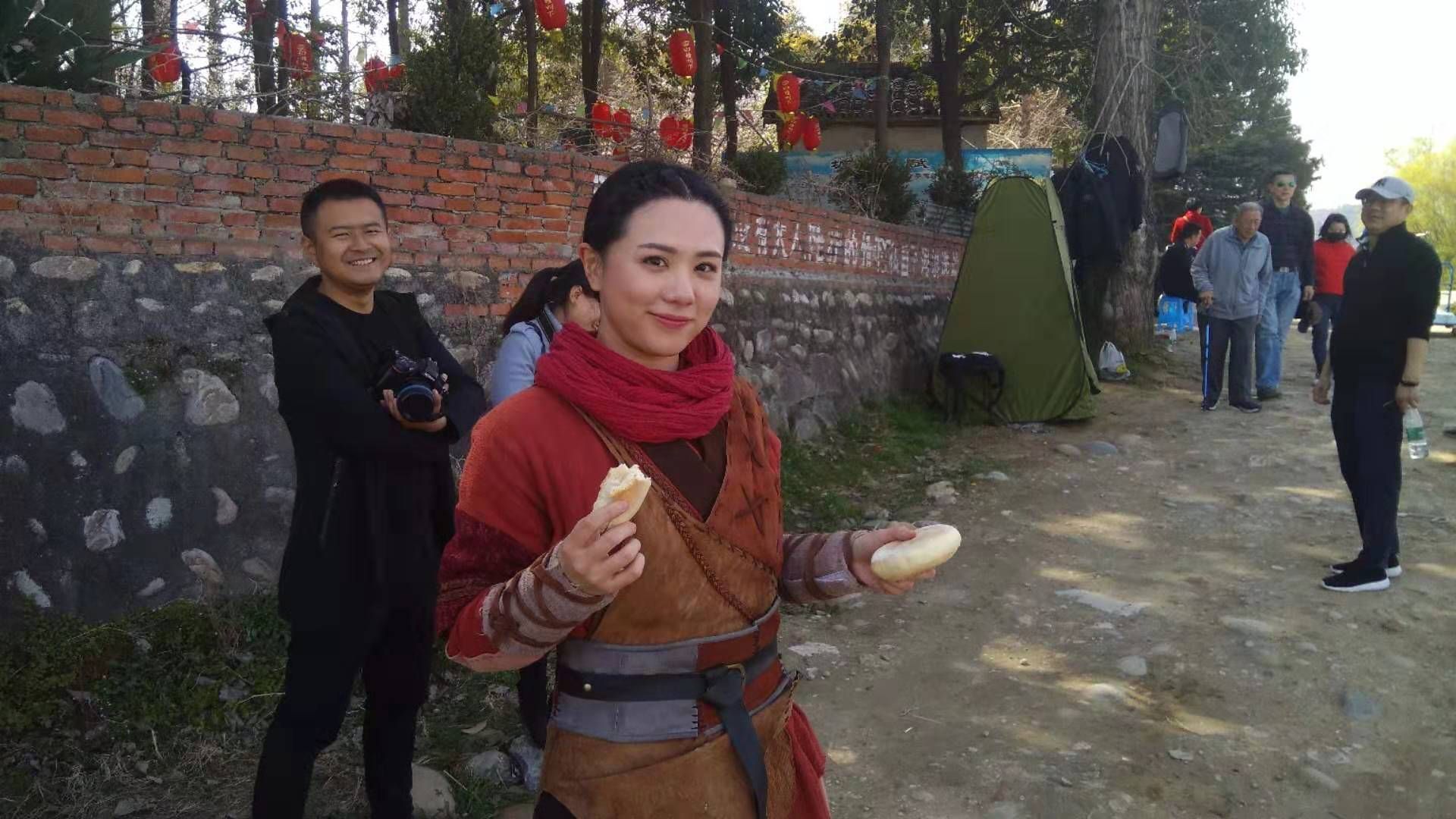 《凿空者》今天汉中开拍，热心村民送自制食品慰问