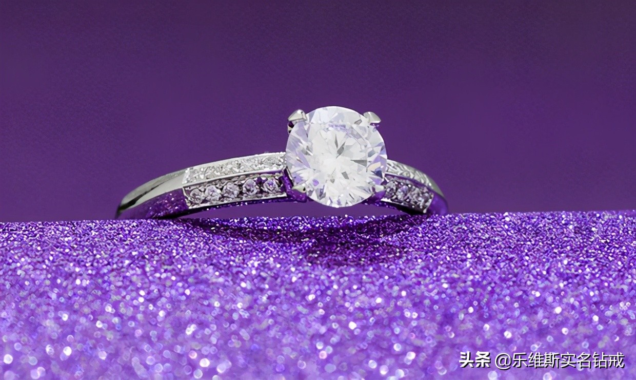 订婚选什么戒指比较好（买订婚戒指什么牌子的好）